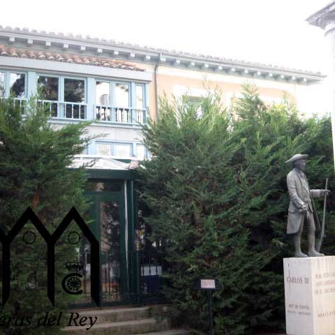 Escultura y Columna Clásica